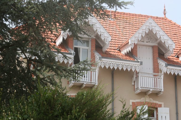 Lire la suite à propos de l’article L&rsquo;élégance des lambrequins de Pornic