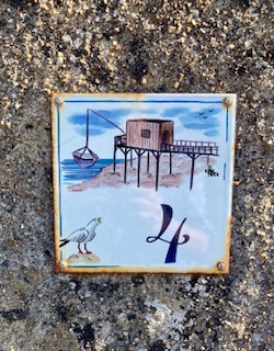 Lire la suite à propos de l’article Le charme vintage des plaques de maison à Pornic