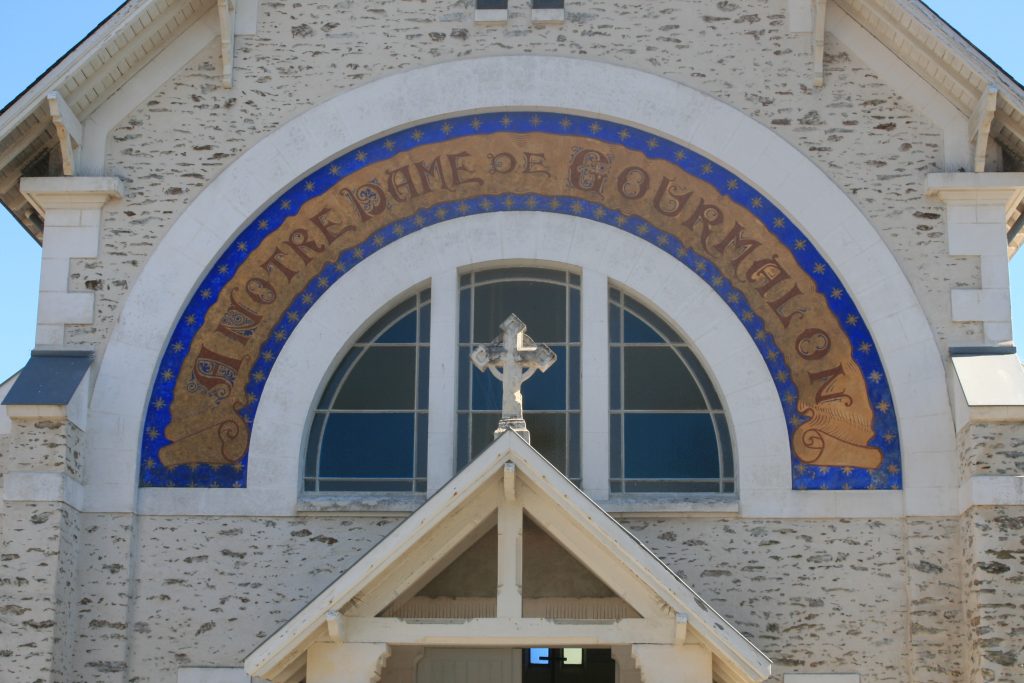 Le fronton de la chapelle de Gourmalon