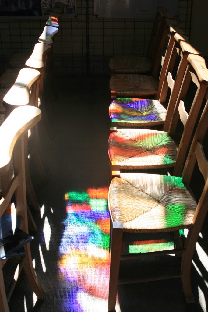 Lumière des vitraux à Notre-Dame de Gourmalon