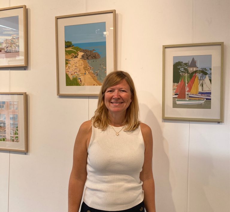 Lire la suite à propos de l’article L&rsquo;illustratrice Anne-Gaëlle du Rusquec réinvente Pornic en couleurs