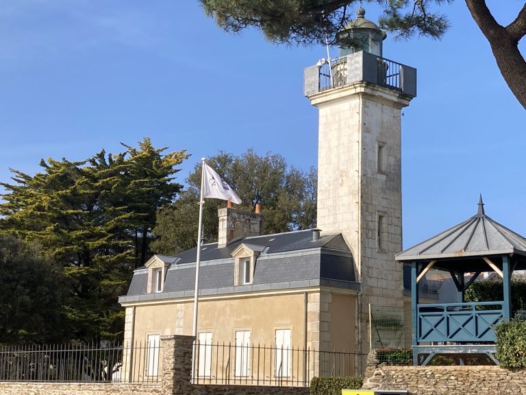 Lire la suite à propos de l’article Le phare de la Noëveillard, un repère maritime emblématique de Pornic