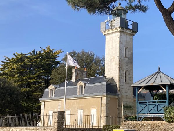 Lire la suite à propos de l’article Le phare de la Noëveillard, un repère maritime emblématique de Pornic