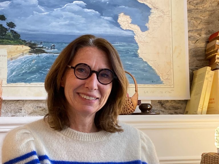 Lire la suite à propos de l’article À Pornic, Gaëlle Chaigne peint la mer sur des cartes marines