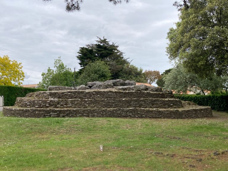 Lire la suite à propos de l’article Tumulus des Mousseaux à Pornic : un site néolithique à deux pas de la plage