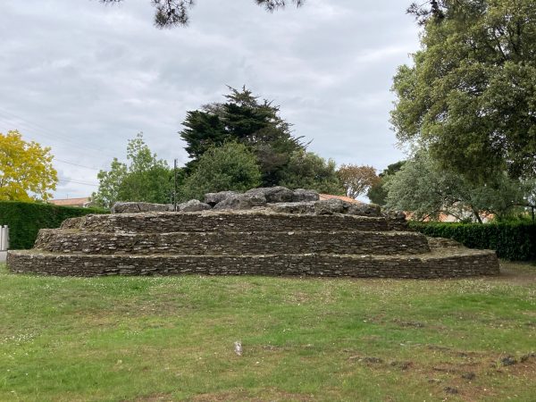 Lire la suite à propos de l’article Tumulus des Mousseaux à Pornic : un site néolithique à deux pas de la plage